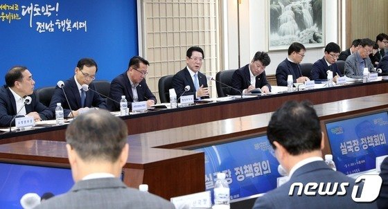김영록 지사는 10일 오전 도청 서재필실에서 열린 실국장 정책회의를 주재하고 있다./뉴스1