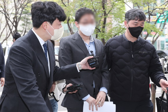 특정 코인을 상장해주는 대가로 뒷돈을 챙긴 혐의를 받는 전 코인원 직원 김모씨가 지난 10일 구속됐다. 사진은 김씨가 이날 서울남부지법에서 열린 영장실질심사에 출석하는 모습. /사진=뉴스1