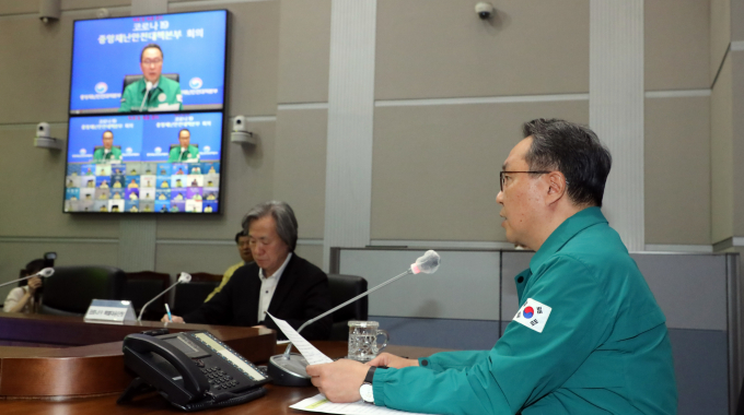 신종 코로나바이러스 감염증(코로나19) 신규 확진자가 12일 0시 기준 1만3926명 발생했으며 일일 사망자는 14명, 위중증은 129명으로 집계됐다. 사진은 12일 서울 종로구 세종대로 정부서울청사에서 열린 코로나19 중앙재난안전대책본부 회의에서 발언하는 박민수 중대본 제1총괄조정관(보건복지부 제2차관). /사진=뉴스1