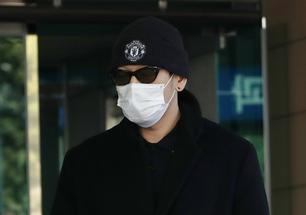 불법 촬영 및 유포 혐의로 재판에 넘겨진 래퍼 뱃사공(본명 김진우)이 징역 1년의 실형을 선고받았다. 사진은 지난 1월 서울 서부지방법원에서 열린 첫 번째 재판을 마친 뒤 법원을 나선 래퍼 뱃사공. /사진=뉴스1