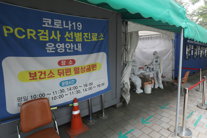 신종 코로나바이러스 감염증(코로나19) 신규 확진자가 13일 0시 기준 1만1596명 발생했으며 일일 사망자는 5명, 위중증은 127명으로 집계됐다. 사진은 지난 6일 대구 달서구보건소 뒤편 월성공원에 마련된 코로나19 선별진료소. /사진=뉴스1