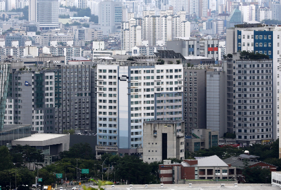 글로벌 부동산 컨설팅 업체 '컬리어스'는 최근 발표한 '2023년 1분기 국내 오피스 임대차 시장 보고서'를 통해 올해 1분기 A등급 오피스 공실률은 소폭 증가했으나 임대료는 전년 동기 대비 8% 상승했다고 발표했다. 신규 오피스 공급이 여전히 부족한 상황에서 경기 불황이 겹치며 임대인이 우세한 시장 상황이 당분간 계속될 것으로 전망된다./사진=뉴스1