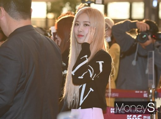 중국 매체 등을 통해 블랙핑크 로제의 마약 투약 의혹이 확산되고 있는 가운데, YG가 진화에 나섰다. 사진은 지난 2019년 11월 발렌티노의 오트쿠틔르 컬렉션 참석차 김포국제공항을 통해 중국 베이징으로 출국한 그룹 블랙핑크 멤버 로제. /사진=장동규 기자
