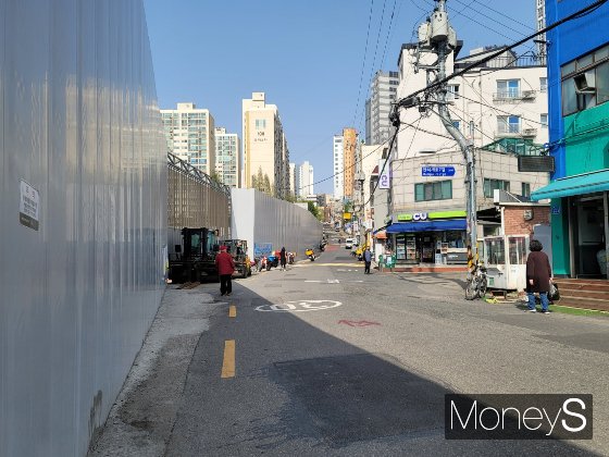 좌측으로는 공덕1구역 재건축 사업 공사로 가림막이 설치돼 있다. 우측에는 낮은 층의 주택과 상가가 밀집돼 있다./ 사진=신유진 기자