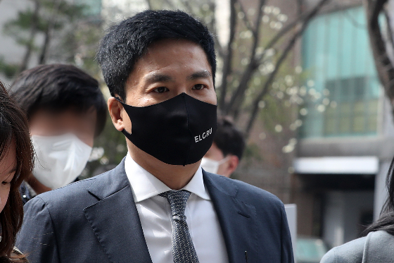 '자본시장법' 위반과 횡령·배임 혐의를 받고있는 김용빈 대우조선해양건설 회장이 지난 3월28일 오후 구속 전 피의자심문(영장실질심사)을 받기 위해 서울 남부지방법원에 출석하고 있다./사진=뉴스1