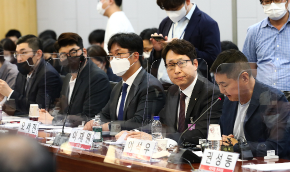  디지털자산 거래소 공동협의체(DAXA·닥사)가 최근 존재감을 드러내기 위해 분주하다. 사진은 이석우 두나무 대표가 지난해 6월13일 국회 의원회관에서 열린 ‘가상자산 시장의 공정성 회복과 투자자 보호대책 긴급점검 당정간담회’에서 발언하는 모습. /사진=뉴스1(공동취재) 