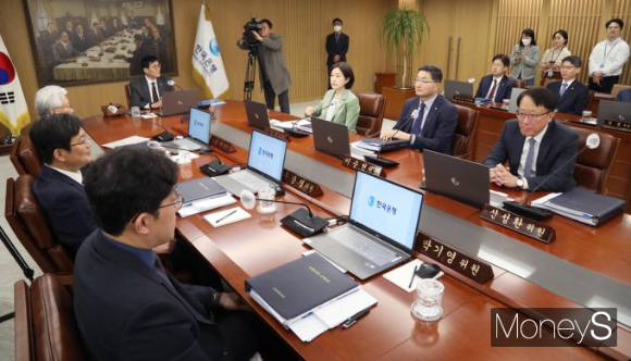 이창용 한국은행 총재가 지난 11일 서울 중구 한국은행에서 열린 금융통화위원회(금통위) 회의에서 회의를 주재하고 있다./사진=임한별 기자