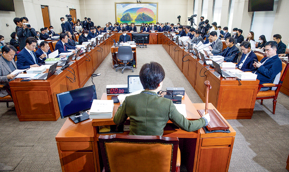 가상자산법 논의가 무르익은 가운데 앞으로 거래소들이 안정될 수 있을지 주목된다. 사진은 백혜련 국회 정무위원장이 지난 2월20일 서울 여의도 국회에서 열린 제403회 국회(임시회) 정무위원회 제1차 전체회의에서 의사봉을 두드리는 모습. /사진=뉴스1 