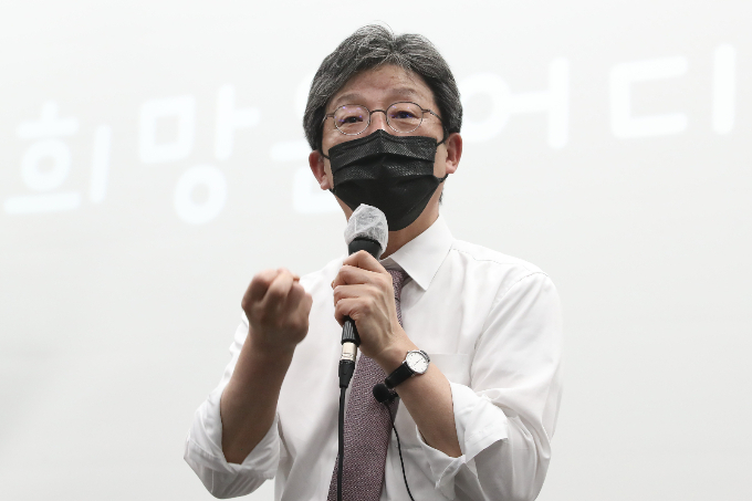 유승민 전 국민의힘 의원이 중도층과 무당층에서 윤석열 대통령에 대한 긍정평가가 낮게 나타나는 것에 대해 "근본적으로 변하지 않으면 현 정부는 아무 일도 할 수 없는 식물정권이 될 것"이라고 질타했다. 사진은 지난해 9월29일 대구 북구 경북대학교 경상대 합동강의실에서 '무능한 정치를 바꾸려면'이라는 주제로 특강을 하는 유 전 의원. /사진=뉴스1