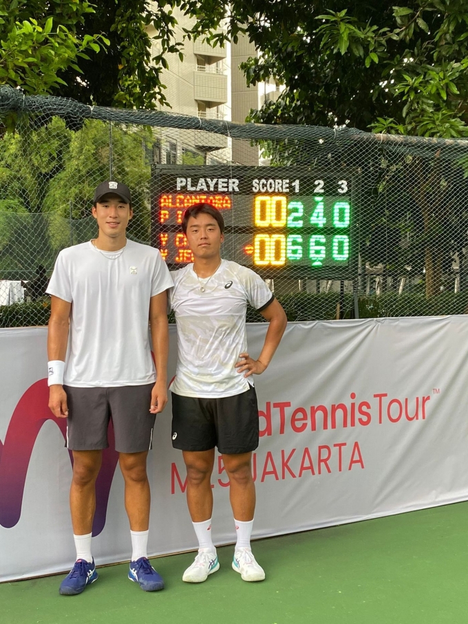 정윤성(오른쪽)-정영식 조가 국제테니스연맹(ITF) 자카르타오픈 복식에서 결승 진출에 성공했다.(라이언컴퍼니 제공)