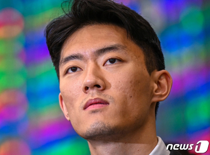 고 전두환씨 일가의 비자금 의혹 등을 폭로한 손자 전우원씨가 28일 새벽 인천국제공항을 통해 도착해 서울경찰청 마약범죄수사대로 연행되기 전 이동하고 있다. (공동취재) 2023.3.28/뉴스1 ⓒ News1 안은나 기자