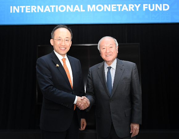 G20 재무장관회의 및 IMF/WB 춘계회의 참석차 미국 워싱턴D.C를 방문중인 추경호 경제부총리 겸 기획재정부 장관이 13일 (현지 시각) 국제통화기금(IMF)에서 스즈키 슌이치 일본 재무장관과 면담하고 있다. 양 장관은 5월 인천 송도에서 개최되는 ADB 연차총회 및 아세안+3 장관회의를 계기로 공식 양자회담을 개최하기로 했다./사진=기획재정부 제공