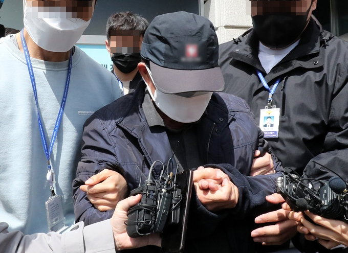 대낮 음주운전으로 어린이보호구역(스쿨존)을 걸어가던 초등학생을 치여 숨지게 한 60대 남성 A씨가 검찰에 넘겨졌다. 사진은 지난 10일 대전 둔산경찰서에서 법원으로 이송되는 A씨. /사진=뉴스1