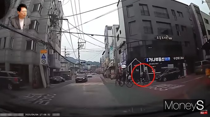 어린이보호구역(스쿨존)에서 자전거를 타고 가던 학생이 가게 앞에 놓인 입간판에 걸려 넘어지는 과정에서 전진하던 차량 앞바퀴에 깔리는 사고가 발생했다. 사진은 자전거를 타고 가던 학생이 넘어지는 모습. /사진=유튜브 채널 '한문철 TV' 캡처