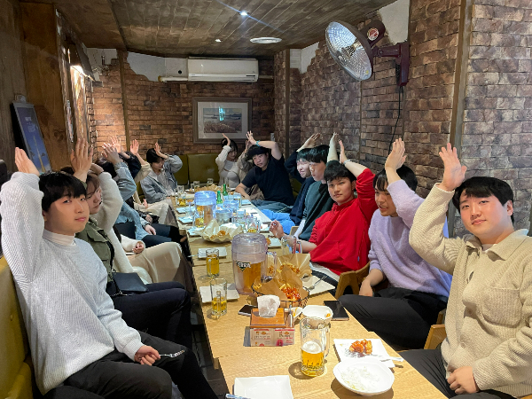 닭요리를 좋아하는 대학생들이 모인 '닭아리'와 연어를 남김없이 먹는 동아리 '연남동' 등 다양한 이색동아리가 눈길을 근다. 사진은 지난 7일 신촌 대학가의 치킨집에서 진행된 '닭아리'의 정기 모임. /사진=염윤경 기자