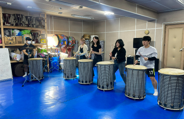 난타동아리 '예그리나', 방탈출게임 동아리 '삼', 영상제작동아리 '우바미디어네트워크' 등 다양한 취미활동을 공유하는 동아리가 많다. 사진은 지난 19일 경기 성남시에 위치한 연습실에서 찬조 공연을 준비하는 '예그리나'의 모습. /사진=염윤경 기자