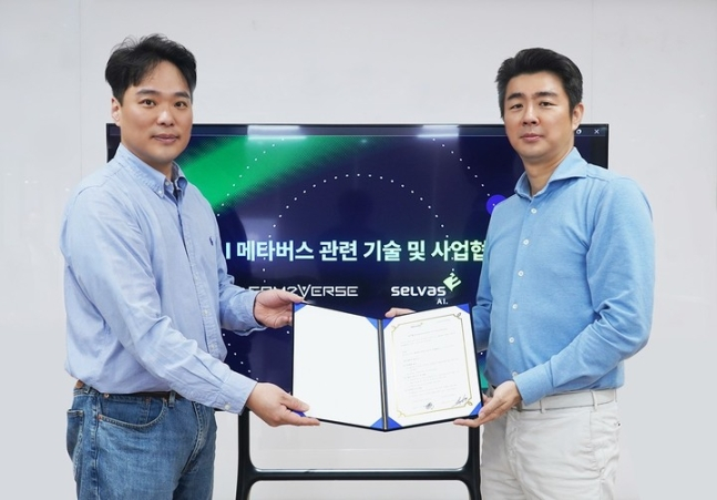  이경일(왼쪽) 컴투버스 대표와 곽민철 셀바스AI 대표가 메타버스 관련 기술 및 사업 협력을 위한 협약을 맺었다. /사진=컴투스