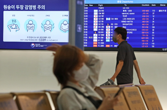원숭이두창(엠폭스)의 국내 지역사회내 확산 우려가 커지고 있다. 확진자 16명 중 11명이 국내에서 감염됐다. 2022년 6월22일 국내 첫 엠폭스 확진자가 발생한 다음날인 23일 인천공항 제1터미널 출국장 TV에 엠폭스 감염병 주의 안내 화면이 나오고 있다. /사진=뉴스1