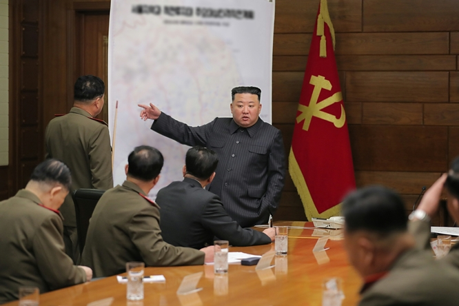 김정은 북한 노동당 총비서가 지난 18일 "군사정찰위성 1호기를 계획된 시일 내에 발사할 것"이라고 말했다. 사진은 김 총비서가 지난 10일 북한 노동당 중앙군사위원회 제8기 제6차 확대회의에 참석한 모습. /사진=뉴스1(노동신문)