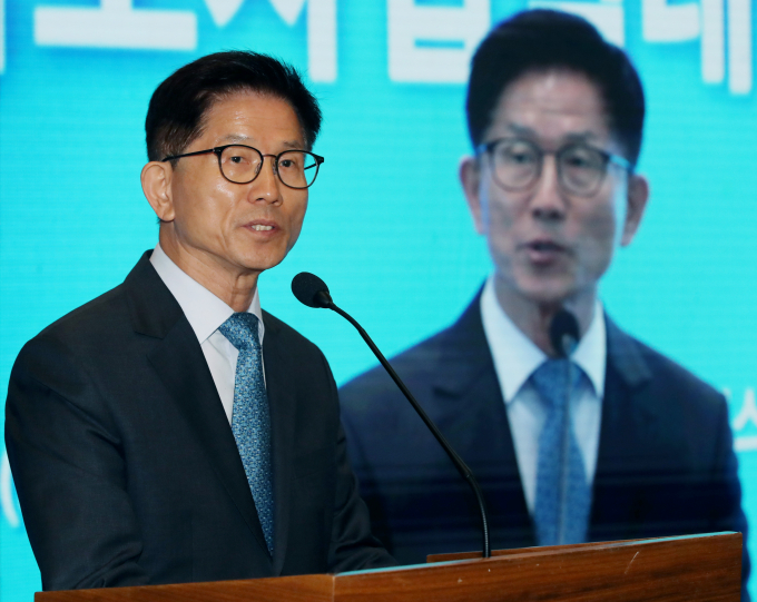 김문수 경제사회노동위원회 위원장이 "69시간 노동제가 폐기 될 수도 있다"고 밝혔다. 사진은 지난 18일 서울 중구 한국프레스센터에서 열린 제35회 한국노사협력대상 시상식에서 축사하는 김문수 경제사회노동위원회 위원장. /사진=뉴시스