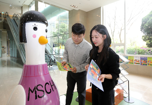 롯데호텔이 지난해부터 전개 중인 아티스틱 시티 프로젝트의 일환으로 지역 작가 연계 전시 '페어리, 테일스'를 롯데시티호텔 마포에서 선보인다.  롯데시티호텔 마포 '페어리, 테일스전' Naomi (정세윤). /사진=롯데호텔
