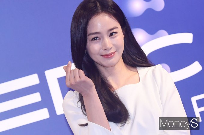 [머니S포토] 김태희 '청순 하트 발사~'