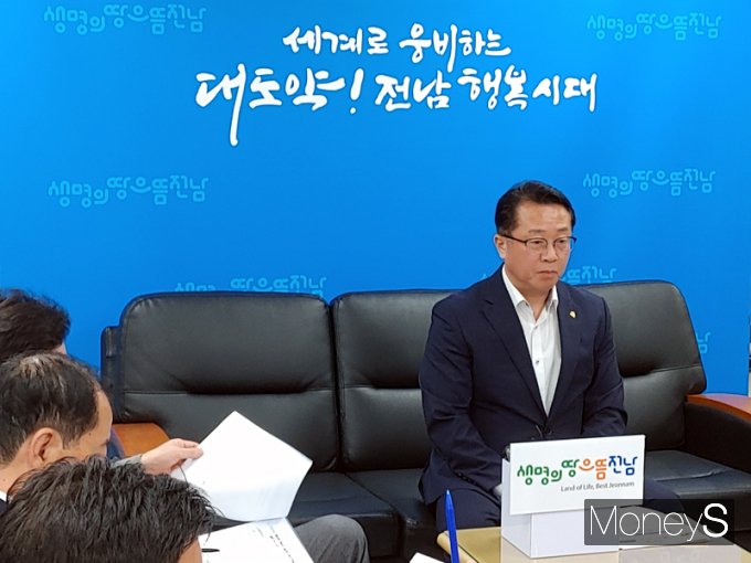 문금주 전남도 행정부지사가 19일 도청기자실에서 동부지역본부 조직개편안에 대해 설명하고 있다./홍기철기자