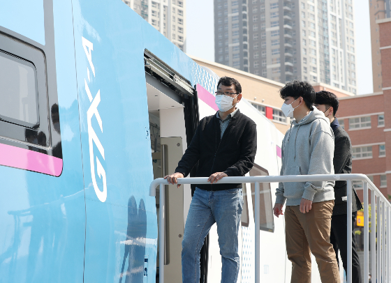  국토교통부는 19일 KTX 서울역에서 '수도권광역급행철도(GTX)-A 국민참여단'(이하 '참여단') 발대식을 개최한다고 밝혔다. 참여단은 총 35명의 만19세 이상 일반인으로 구성돼 있으며 추후 GTX의 준공역사 시설점검과 철도차량 시승체험 등의 활동을 진행하고 이 과정에서 느낀 개선사항을 전달하는 역할을 한다. 이날 행사에는 윤석열 대통령도 직접 축하 영상 메시지 전달할 예정이다./사진=뉴스1