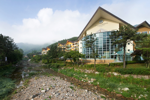 한화호텔앤드리조트가 기아, 제주항공, 한국철도공사, 사단법인 그린라이트와 진행 중인 장애인 여행 활성화 프로그램 '초록여행' 지원을 확대한다. 한화리조트 산정호수 안시. /사진=한화호텔앤드리조트