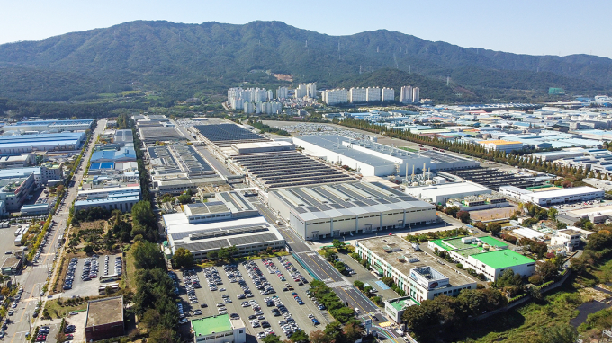 GM 한국사업장이 생산 하도급 문제 해결을 위해 정규직 채용 등에 나선다. 사진은 GM 한국사업장 창원공장 전경. /사진=GM 한국사업장