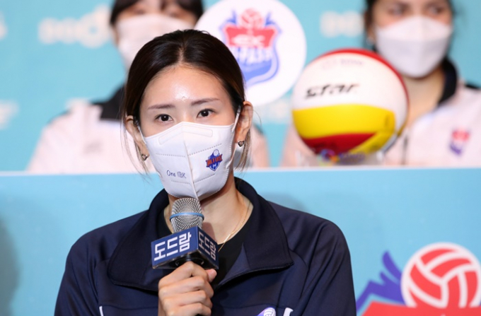 여자 프로배구 자유계약선수 김수지가 19일 흥국생명과 계약했다. 사진은 지난해 김수지가 프로배구 도드람 2022-2023 V-리그 여자부 미디어데이에서 인터뷰하는 모습. /사진=뉴스1