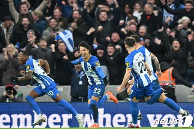 브라이튼의 미토마(가운데) ⓒ AFP=뉴스1
