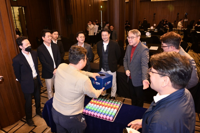21일 서울 마포구 상암동 스탠포드호텔 그랜드볼룸에서 2023 한국배구연명(KOVO) 여자 아시아쿼터 드래프트가 최초로 진행됐다. 사진은 여자 아시아쿼터 드래프트에서 7개 구단 관계자들이 지명 순서를 정하는 모습. /사진=뉴스1