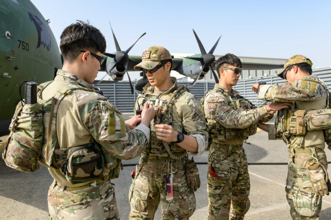 지난 21일 공군 제5공중기동비행단 공정통제사 요원들이 서로 필요한 물자를 점검해주며 수단 교민철수 해외임무를 준비하고 있다./사진=국방부 제공