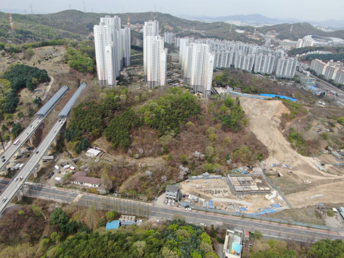 삼가2지구 공공지원 민간임대주택 진출입로 대체도로 개설될 역북근린공원과 삼가2지구 전경(항공사진). / 사진제공=용인특례시  