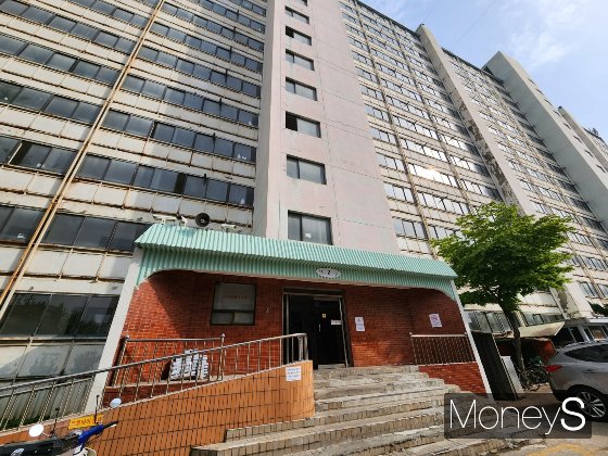 서울 영등포구 문래동 남성맨션 2동 전경. 1동과 마주보는 구조로 지어져 있다./사진=정영희 기자
