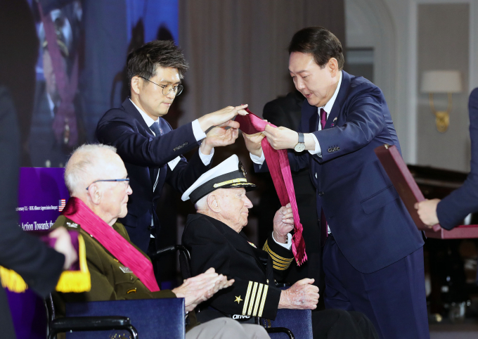 윤석열 대통령이 25일(이하 현지시각) '한미동맹 70주년 오찬'에 참석해 "한국전쟁은 승리한 전쟁"이라고 밝혔다. 사진은 25일 미국 워싱턴DC 한 호텔에서 열린 한미동맹 70주년 기념 오찬에서 6·25 참전용사들에게 태극 무공훈장을 수여하는 윤석열 대통령. /사진=뉴시스