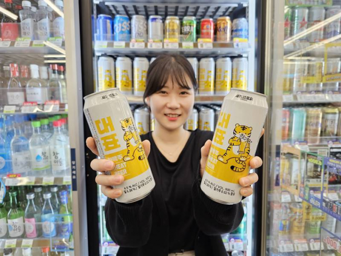  CU가 오는 28일부터 국내 수제맥주 1호 기업인 세븐브로이가 호랑이 캐릭터를 내세워 새롭게 출시한 '대표 밀맥주'를 판매한다. /사진=BGF리테일