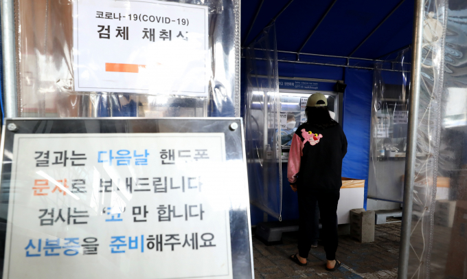 신종 코로나바이러스 감염증(코로나19) 신규 확진자가 26일 0시 기준 1만6383명 발생했으며 일일 사망자는 15명, 위중증은 153명으로 집계됐다. 사진은 지난달 29일 서울 관악구보건소에서 운영 중인 코로나19 선별진료소. /사진=뉴스1