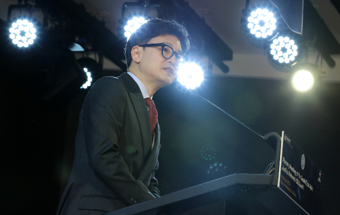 한동훈 법무부 장관이 "동남아 공조 네트워크(SEAJust)를 강화해 마약 밀수·보이스피싱 등 국제 범죄조직에 효과적으로 대응하고 시민 안전과 재산을 보호해야 한다"고 밝혔다. 사진은 26일 서울 중구 동대문 노보텔 앰배서더에서 열린 동남아시아 공조 네크워크(SEAJust) 서울 연례총회에서 개회사를 하는 한 장관. /사진=뉴스1
