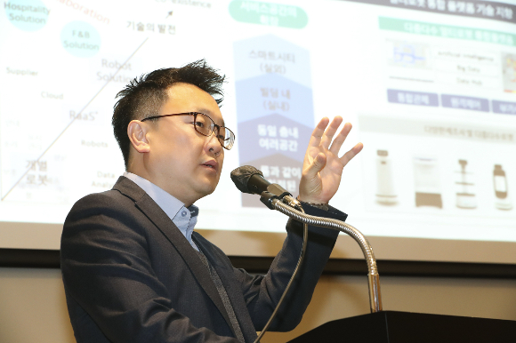 이상호 KT AI 로봇사업단장(상무)은 지난 25일 KT 실내배송로봇 고도화에 힘쓰겠다고 말했다. /사진=KT