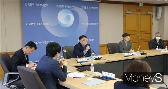 한국은행 광주전남본부는 지난 25일 '광주전남 주력산업의 미래 발전 방향'을 주제로 2023년 제1회 광주전남 지역경제포럼을 개최했다/사진=한은 광주전남본부 제공.