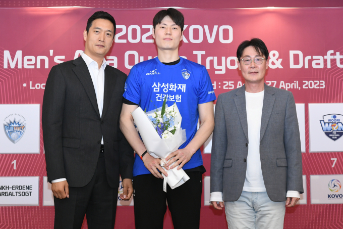 삼성화재에서 재회하게 된 김상우 감독(왼쪽)과 에디(가운데). /사진= 한국배구연맹