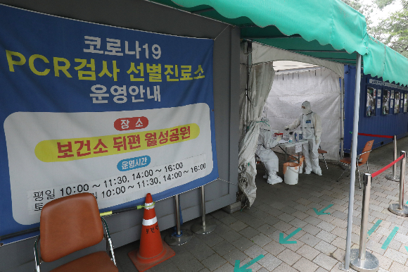 세계적으로 유생하고 있는 오미크론 XBB.1.16 변이 바이러스를 포함한 XBB 계열 변이 바이러스가 국내 우세종이 됐다. 지난 6일 오후 대구 달서구보건소 뒤편 월성공원에 마련된 코로나19 선별진료소가 한산한 모습을 보이고 있다. /사진=뉴스1