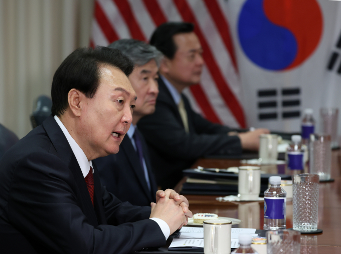 윤석열 대통령이 27일(이하 현지시각) 외국 대통령 중 처음으로 미국의 국방고등연구계획국(이하 DARPA)을 방문했다. 사진은 27일 미국 워싱턴DC 국방부(펜타콘)에서 로이드 오스틴 국방장관 등 미군 수뇌부의 보고를 받는 윤석열 대통령. /사진=뉴시스