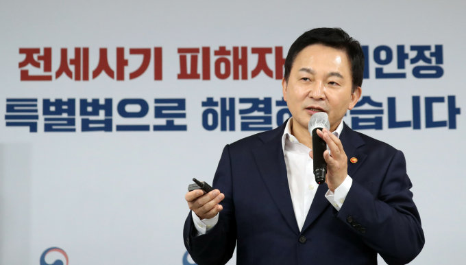 원희룡 국토교통부 장관이 CBS라디오 '김현정의 뉴스쇼'를 통해 전세사기 피해자들에게 보증금을 직접 돌려줄 수는 없다고 밝혔다. 사진은 지난 27일 서울 종로구 정부서울청사에서 전세사기 피해 지원 및 주거안정 방안 정부부처 합동 대책 발표를 하고 있는 원 장관. /사진=뉴스1