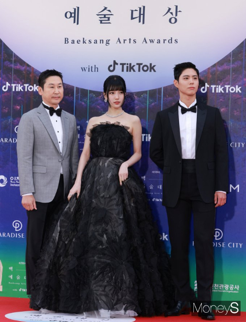 방송인 신동엽이 백상예술대상에서 한 멘트가 누리꾼들 사이에서 주목받고 있다. 신동엽(왼쪽부터), 수지, 박보검이 28일 인천 중구 운서동 파라다이스시티 호텔에서 열린 제59회 백상예술대상 포토월에 참석, 포즈를 취하고 있다. /사진=임한별 기자