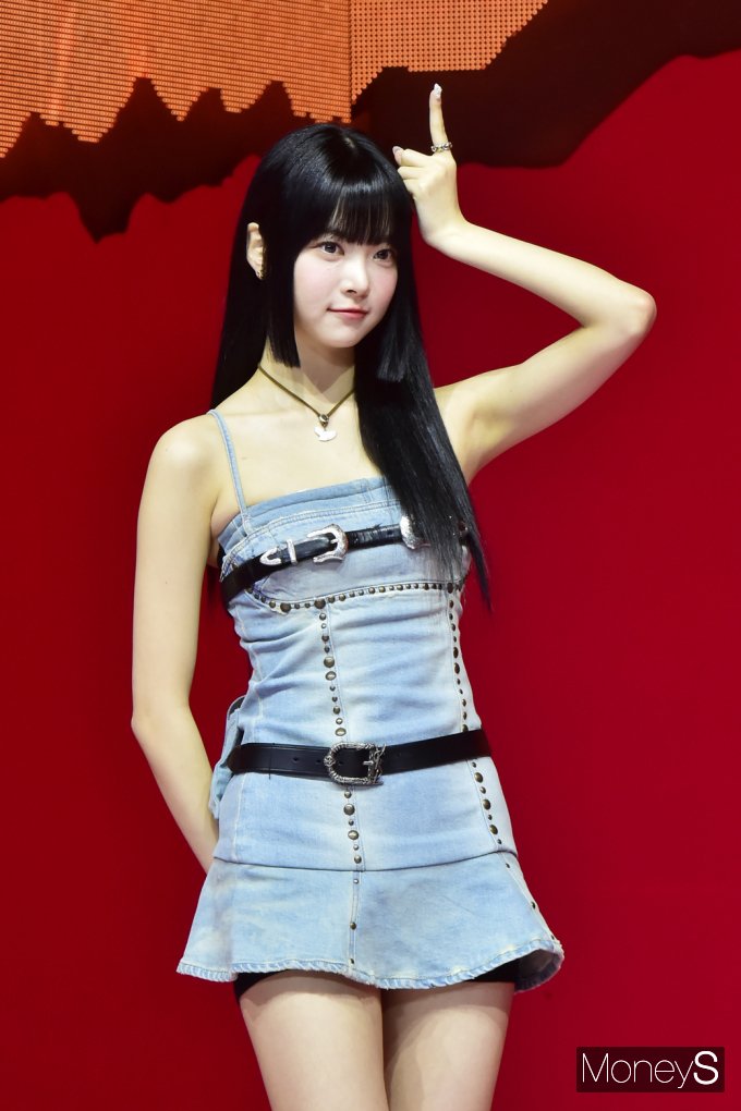 [머니S포토] 르세라핌 홍은채, 자체발광 막내 귀여움 한가득