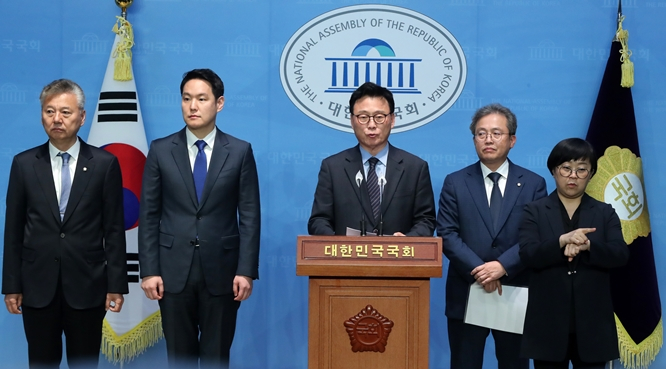 박광온 더불어민주당 원내대표가 1일 오후 당내 주요 인선을 단행했다. 사진은 홍성국 민주당 원내 대변인, 김한규 민주당 원내 대변인, 박 원내대표, 송기헌 민주당 원내수석부대표(왼쪽부터). /사진=뉴스1