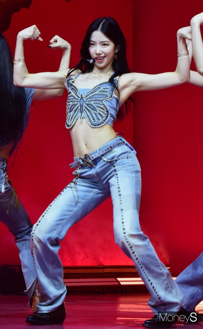 [머니S포토] 르세라핌 카즈하의 근육질 몸매